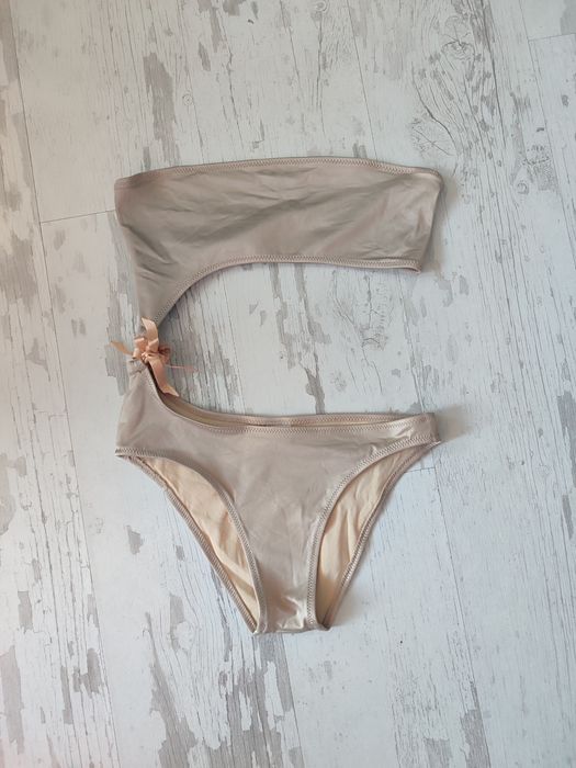 Цял   бански   страхотен е .