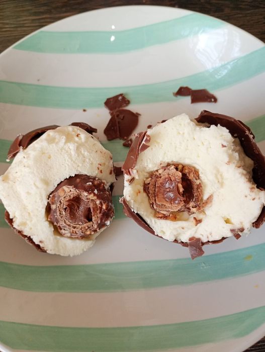 Coșulețe dulci de Paște – Ouă cu mousse ,fructe  și Ferrero Rocher