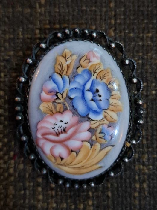 Брошки със сребърен обков.