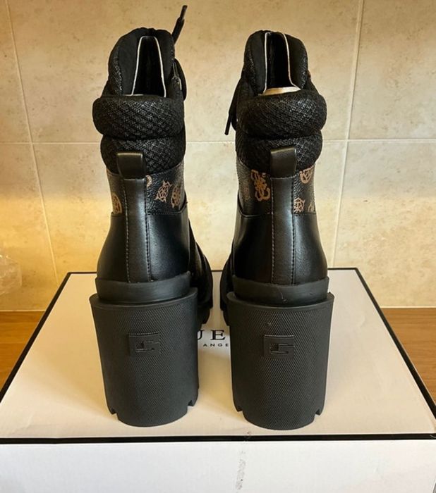 Боти на Guess нови