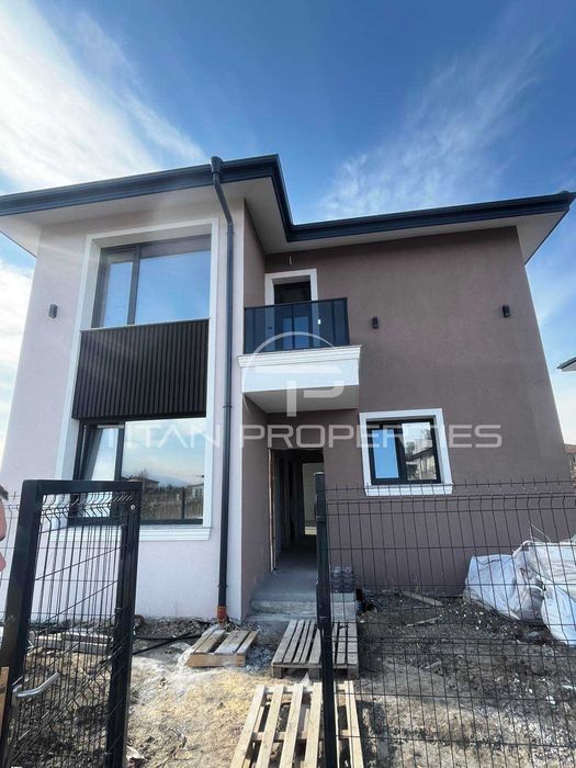 Двуетажна къща Беломорски