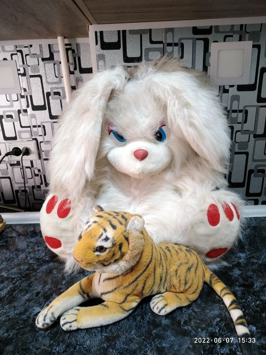 Продам мягкие игрушки, большой заяц и тигренок, в отличном состоянии.