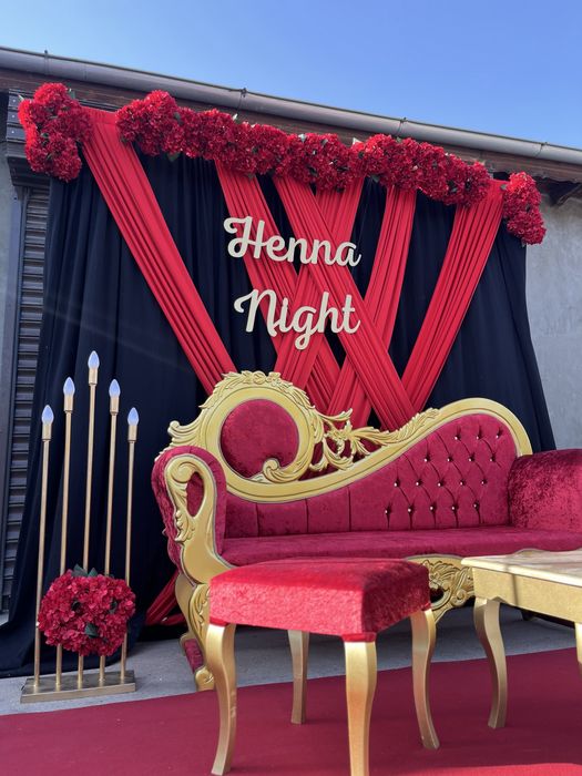 Арка с черен и червен плат за къна