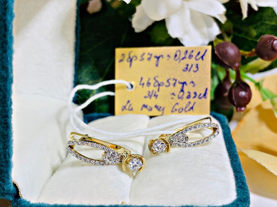 Благородные золотые серьги с бриллиантами модели «Одноглазка»