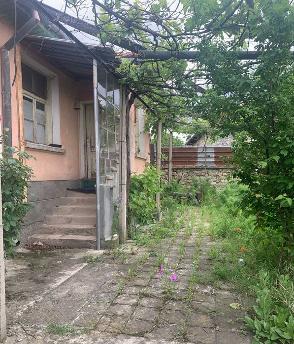 Продавам къща в гр.Карлово,кв.Сушица