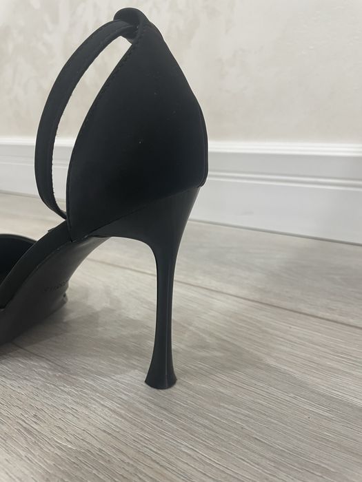 Атласные, черные туфли