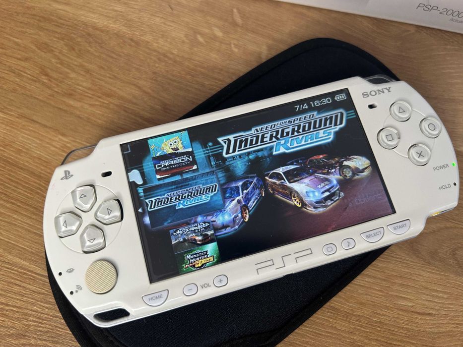 PSP 2000 Ceramic White în cutie — Slim and Lite, modată
