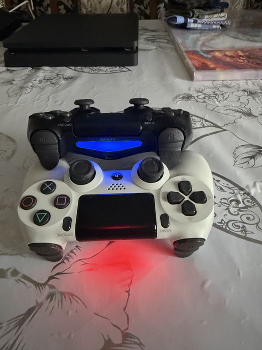 Продаю PS 4,в отличном состояние