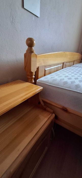 Спалня от естествена дървесина