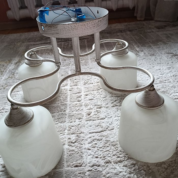 Продам люстру с плафонами