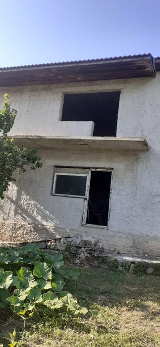 Vând casă în localitatea Albesti și teren intravilan