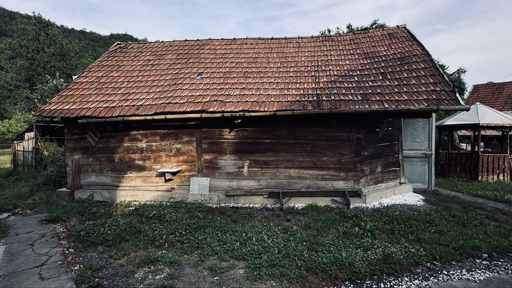 Șură veche din lemn masiv