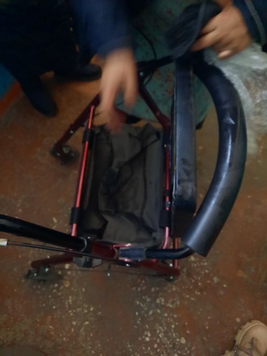 Продам ходунки-роллатор с сиденьем (б/у) коляска