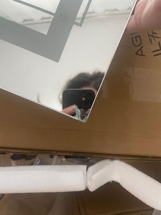 Oglindă baie cu led -fisurată la un colț