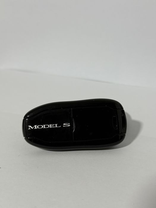 Vănd chei pentru tesla model S