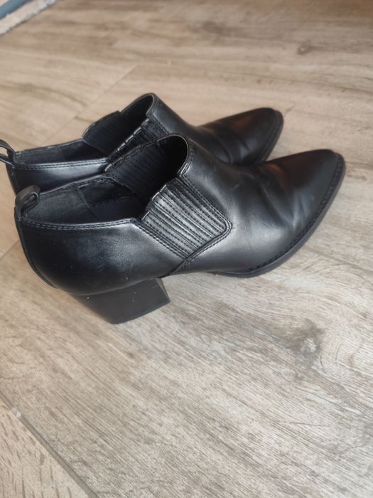 Gheata decupata piele mărimea 38