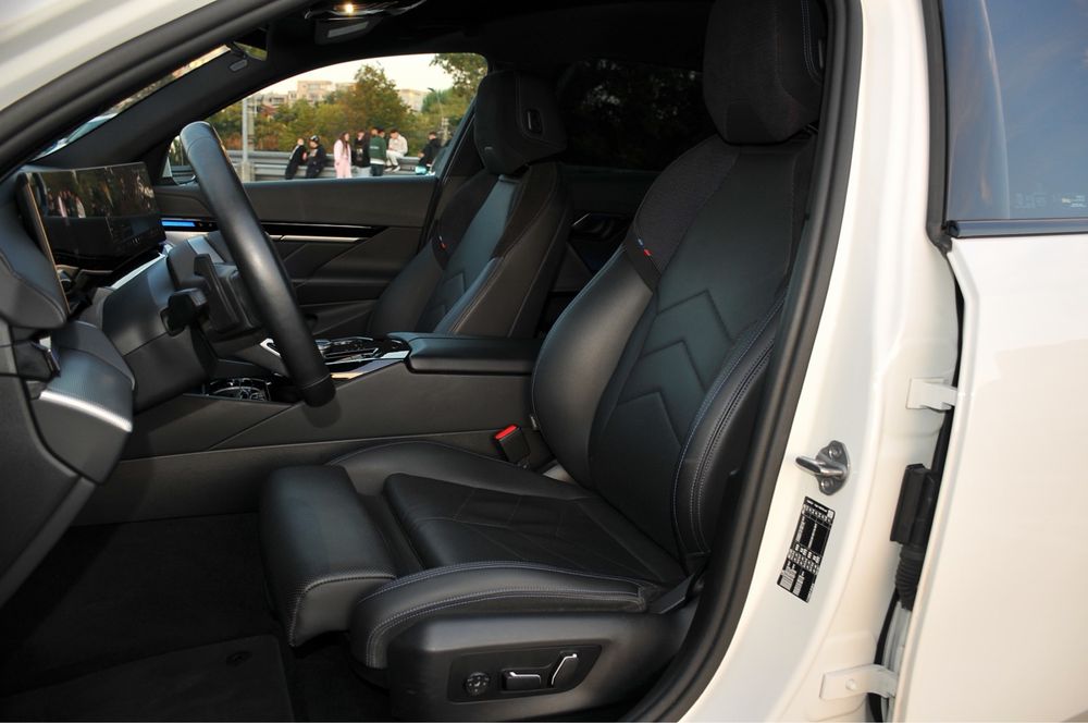 BMW 520i 2024 208cp G60 M-Packet/Laser/DriverAsist+/360"/Hi-Fi Garantie 01/2027 / 0 daune !