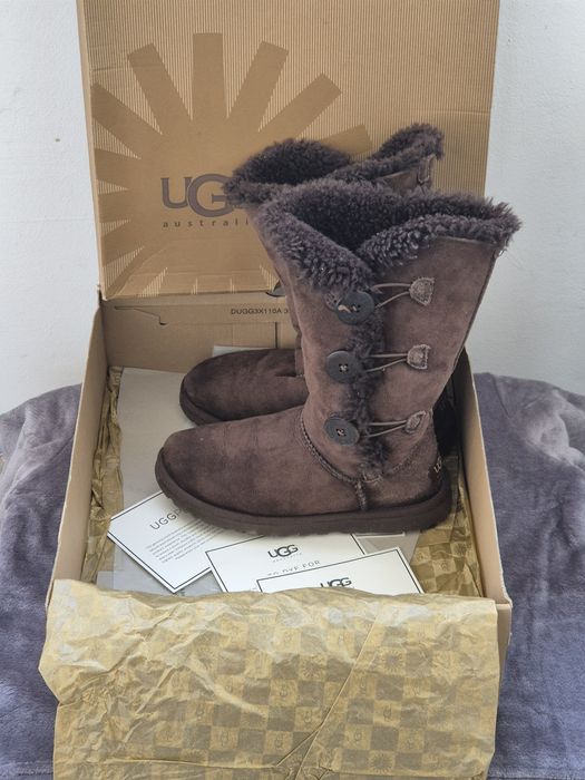 UGG    W   Bailey Button Triplet      Chocolate
