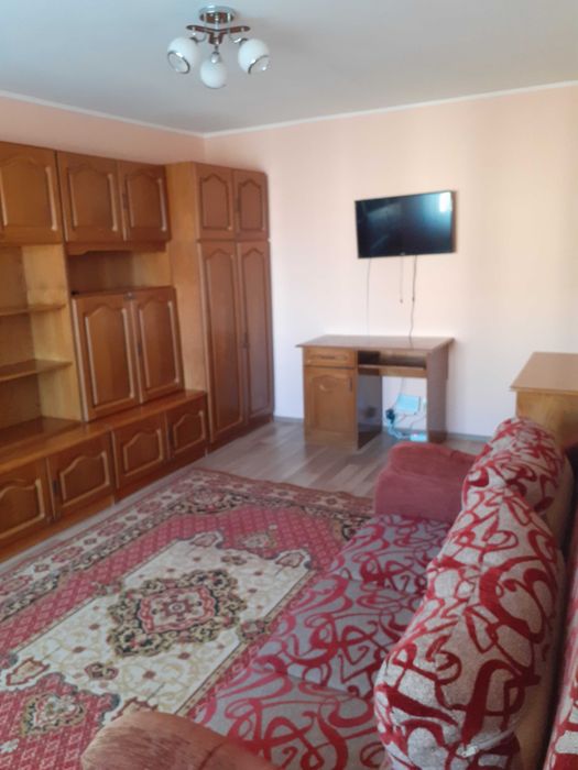 Apartament cu două camere de închiriat.