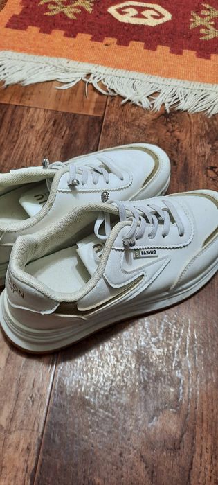 Продам кросы женские