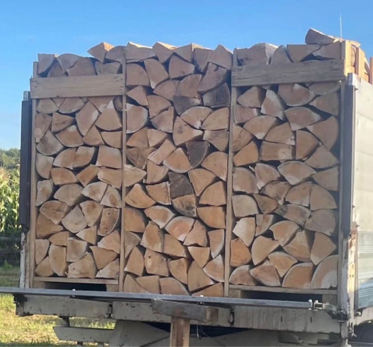PRET BOMBA lemne de foc tăiate și sparte la palet – fag, stejar, salcâm, frasin