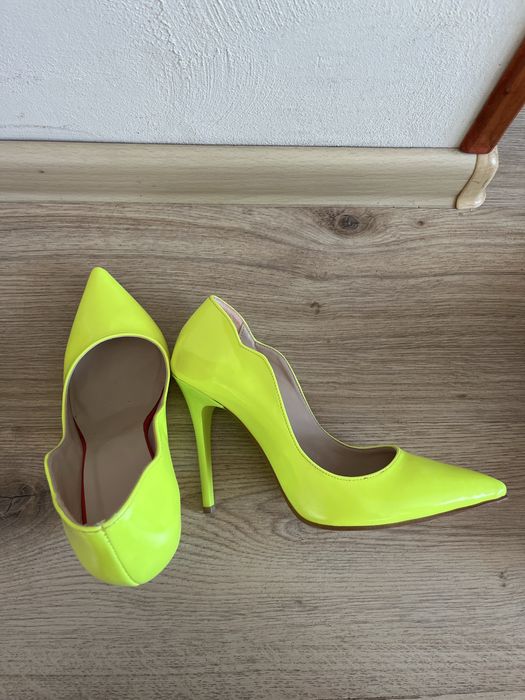 Елегантни неонови обувки