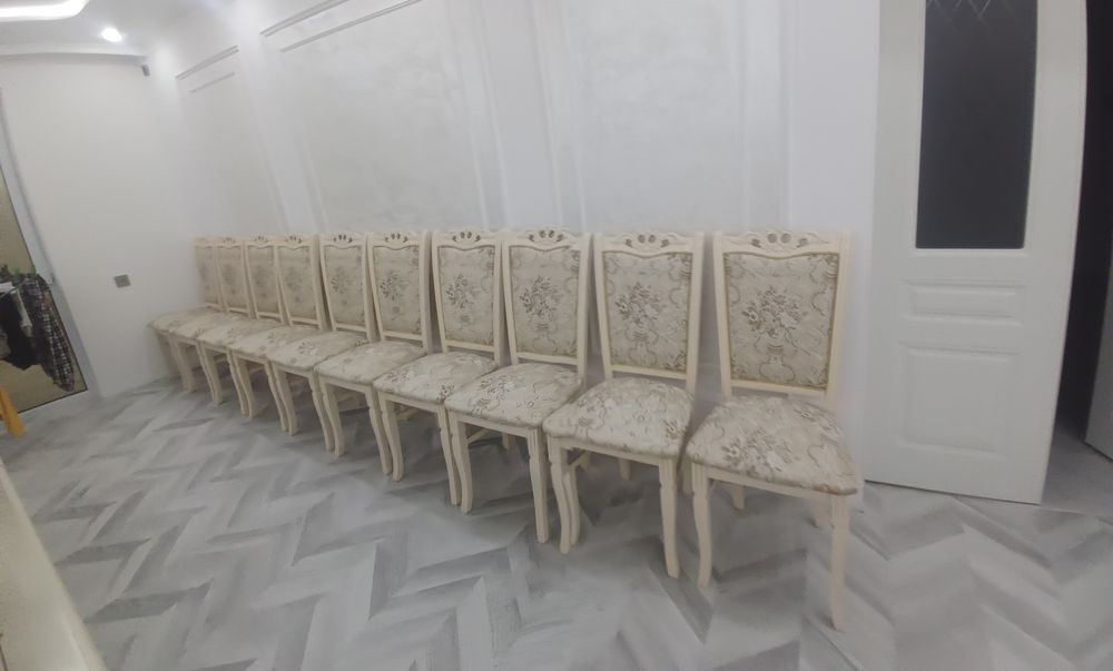 Стол және стулья сатылады .