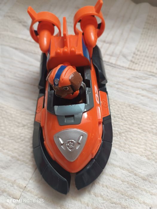 Figurina și barca Zuma Patrula Catelusilor