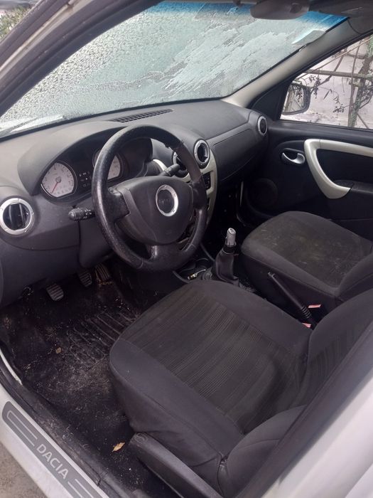 Dezmembrez Dacia Logan