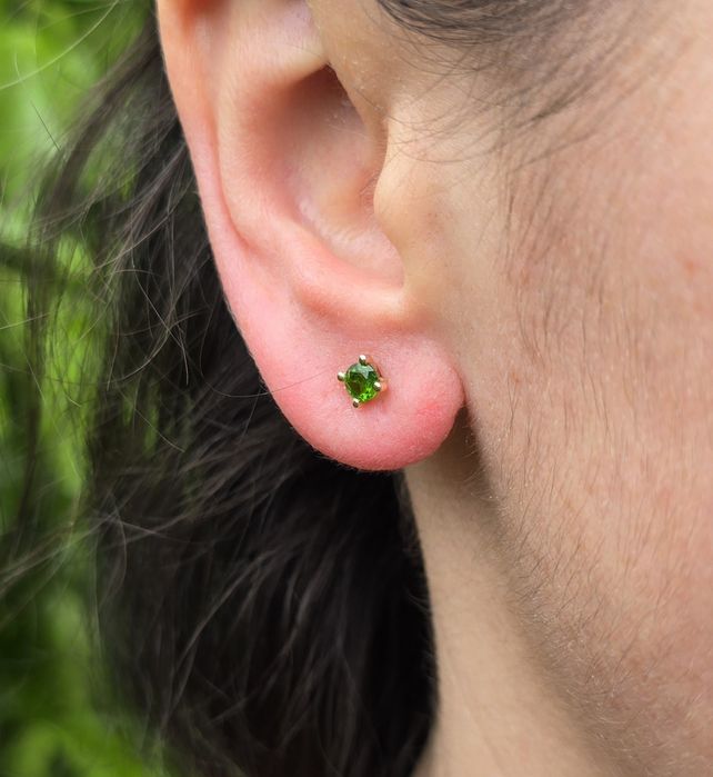 Cercei din aur galben 18k cu cromdiopsid natural