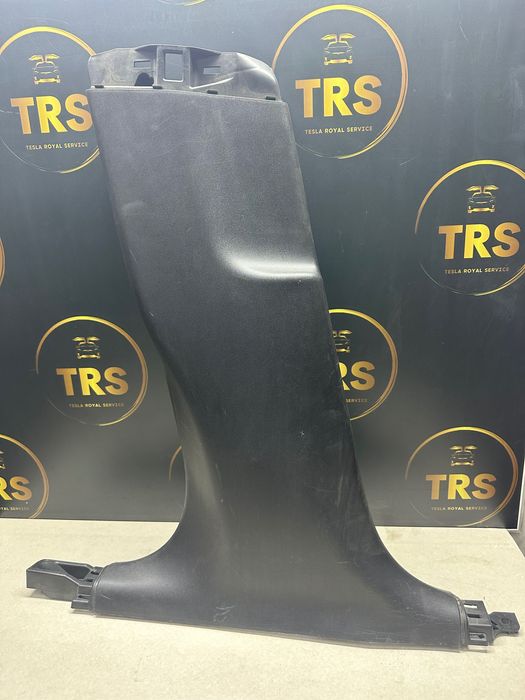 Облицовка на централната колона долна Tesla model Y