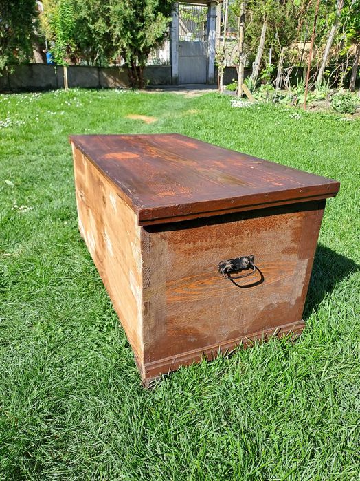 Дървен старинен сандък