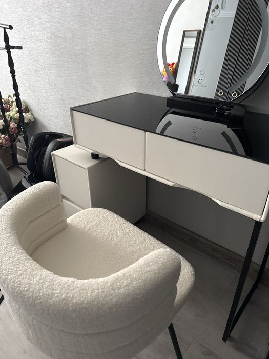 Туалетный столик со стулом