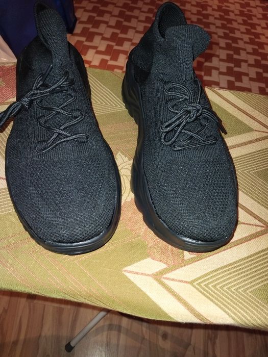 Продавам черни спортни маратонки с връзки, размер 44.
Обувките са нови