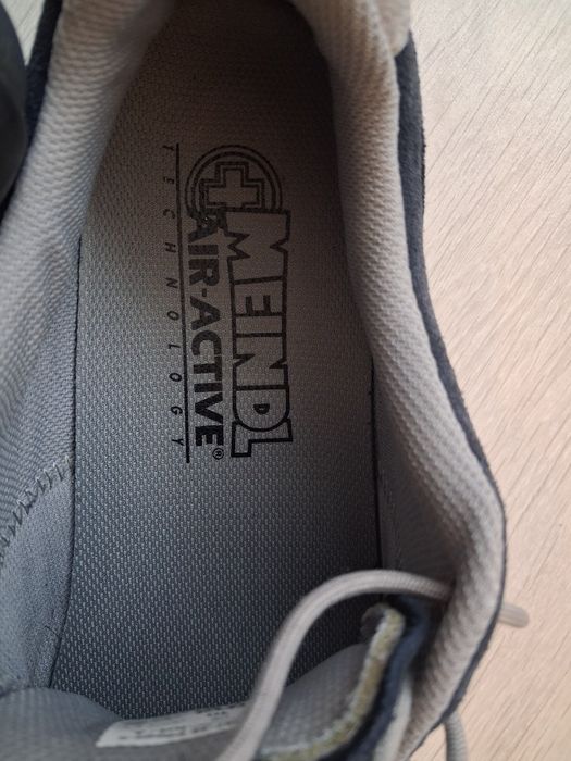 Vând Pantofi Piele intoarsa Meindl mărimea 44 bărbați