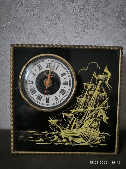 Продам часы настенные Янтарь