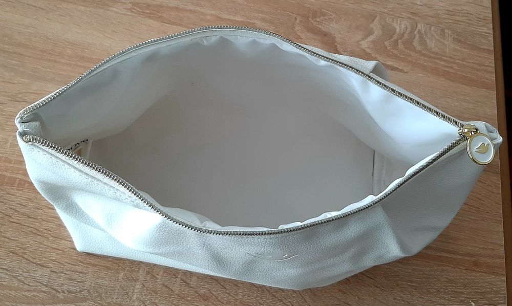 Нова,голяма, козметична чантичка и аавтентично пано за под,стена,легло