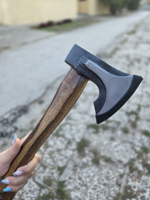 Ръчно изработена брадва – уникален дизайн, здрава стомана, дървена дръжка