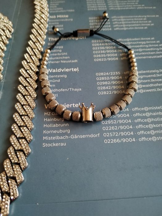 Здравейте! Продавам часовник с комплект ланец и две  гривни