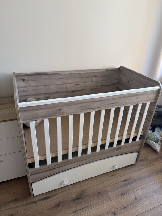 Дървена кошара с люлеещ механизъм и чекмедже