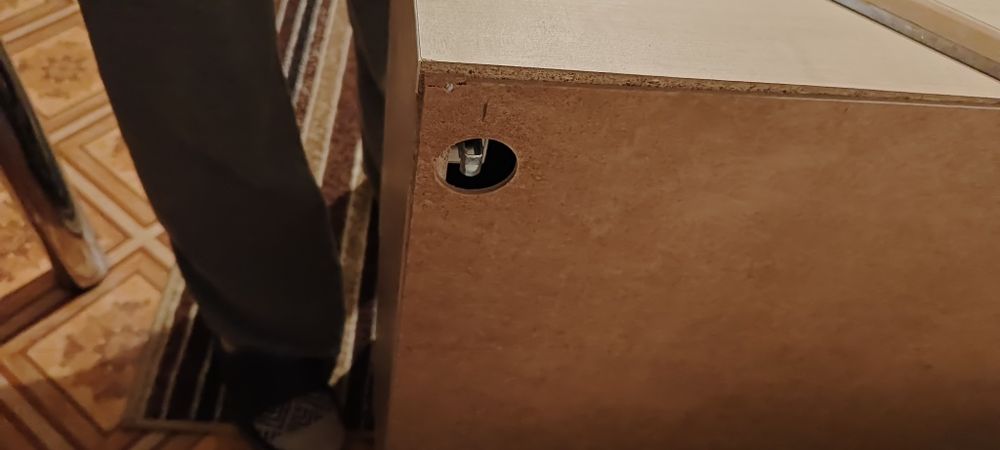 Стол и книжная полка