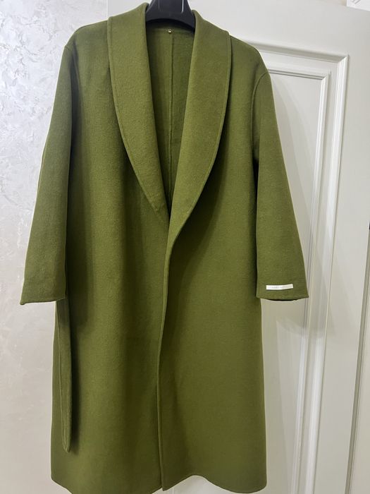 Женское пальто, оливкого цвета.