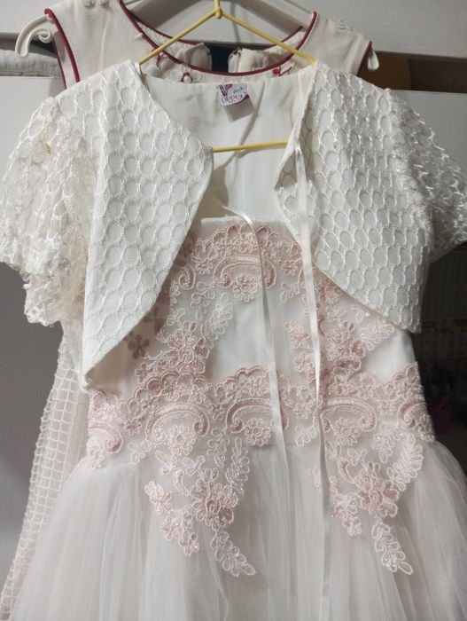 Продам нарядные платья 6-7 лет