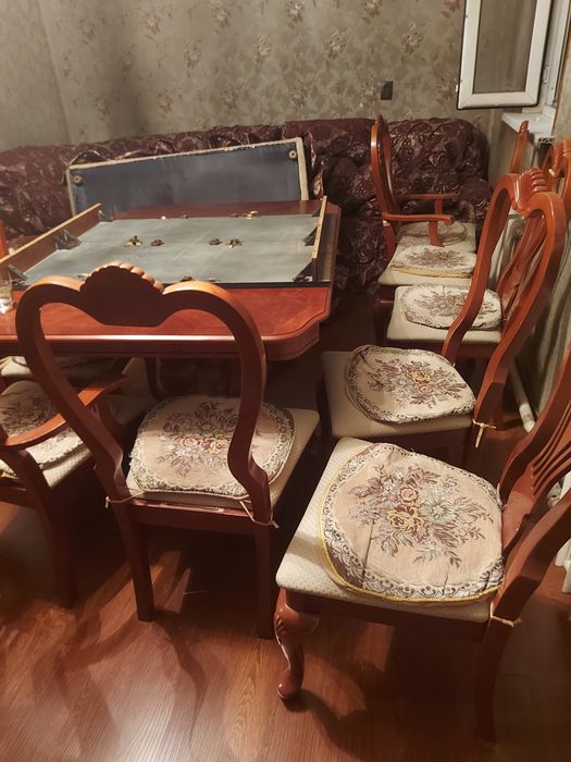 Продам гостевой стол.