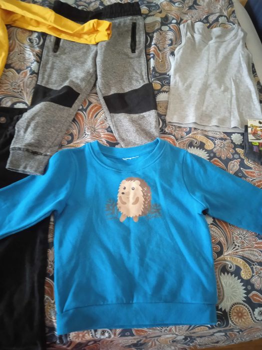 Лот детски дрехи,чорапи в подарък.