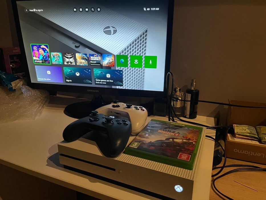 XBOX ONE S stare impecabilă + Forza Horizon 4 joc exclusiv + Monitor Samsung + 2 manete