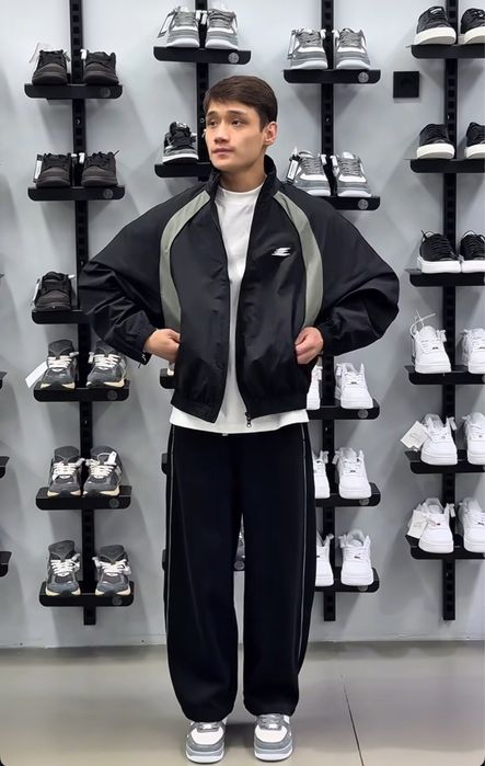 Продам черную адидас ветровку