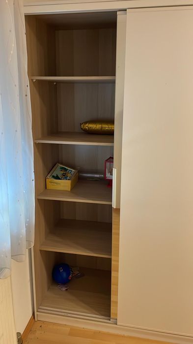 Dulap cu uși culisante și oglinda
