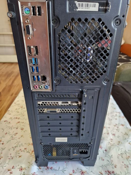 Продава се настолен гейминг компютър и подаръци