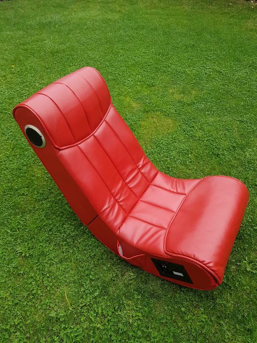 Scaun gaming cu boxe si amplificator incorporate